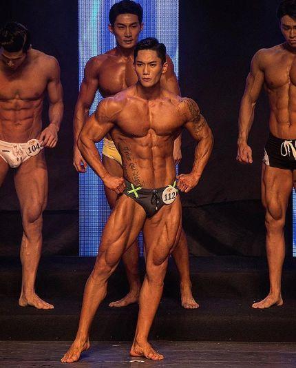 网红肌肉男吃瓜