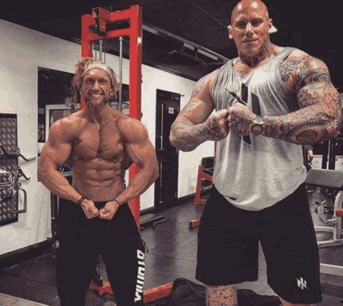 网红肌肉男吃瓜