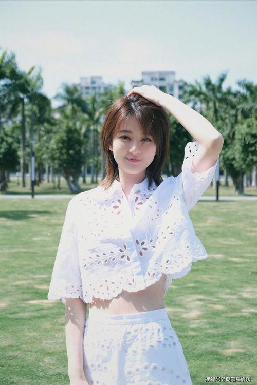 网红聂小倩吃瓜图片,网红美食新风尚