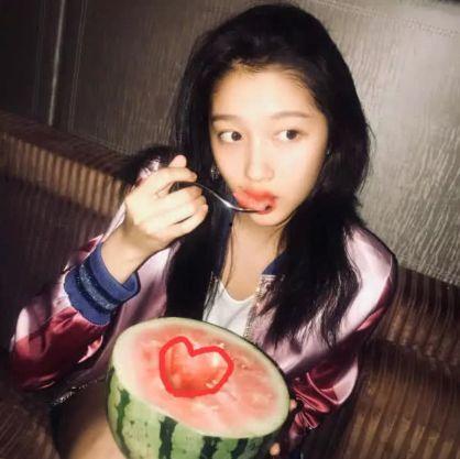 网红聂小倩吃瓜图片,网红美食新风尚