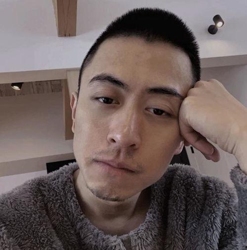 吃瓜事件网红男,网红男生吃瓜事件引发全网热议