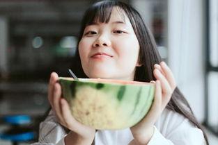 网红女孩拍照吃瓜图片,美食与美景共舞  第1张