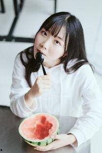 网红女孩拍照吃瓜图片,美食与美景共舞  第2张