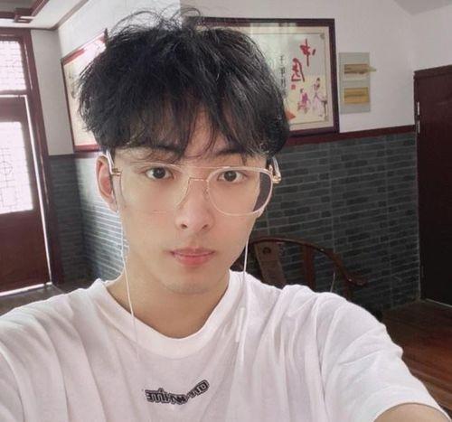 广州帅哥网红吃瓜事件